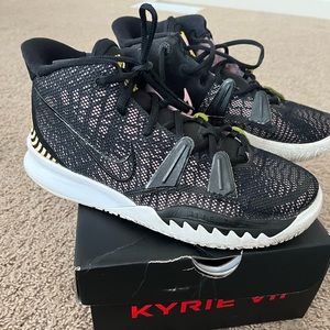 Kyrie 7 Black and pink size 7Y